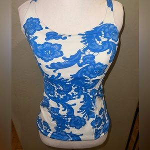 Don’t know brand or size but fits like small/medium! Work out material.